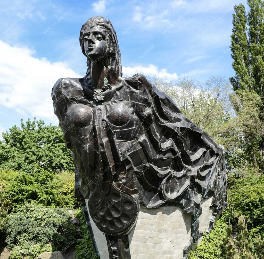 Műalkotás - Budapest - Őshajó című szobor