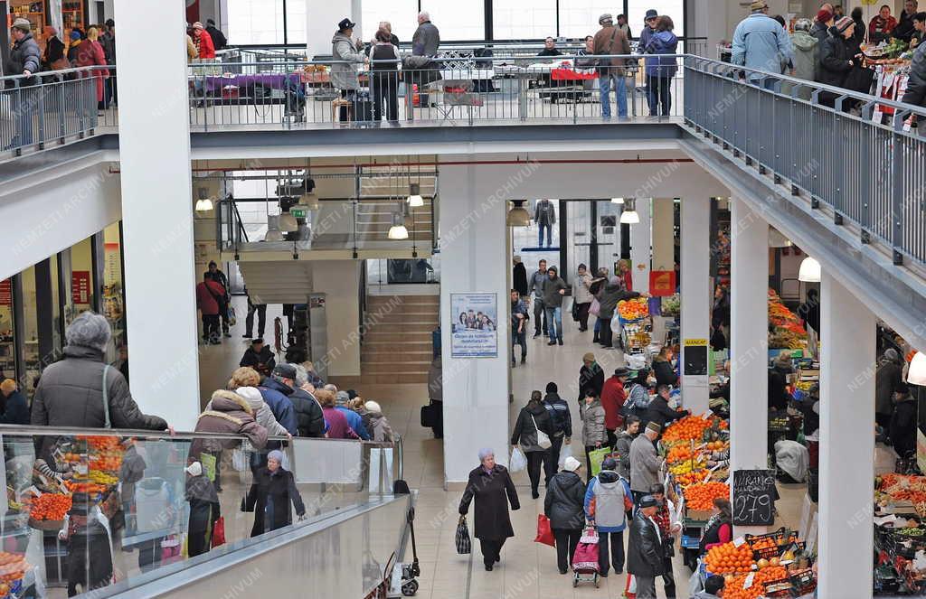 Kereskedelem - Debrecen - Vásárlók a debreceni Piaccsarnokban