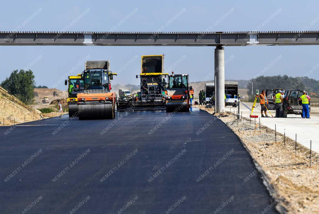 Útépítés - Berettyóújfalu - M4 autópálya építése a román határig