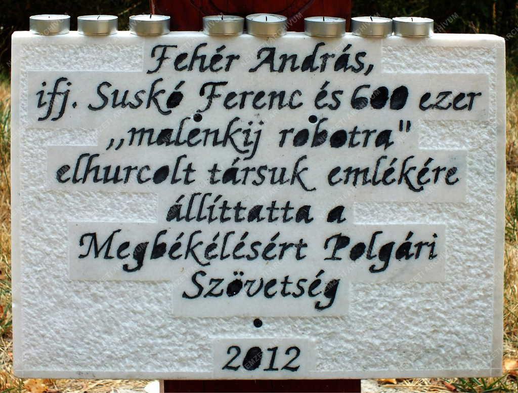 Emléktábla - Verőce - A  „malenkij robot” áldozatainak emlékére