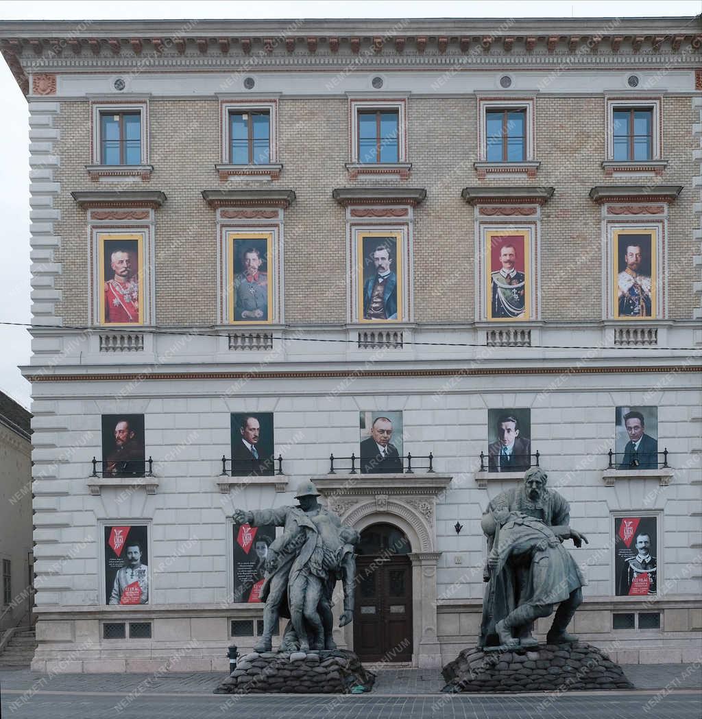 Óriási honvédszobrok másolatok a Várkert Bazár előtt