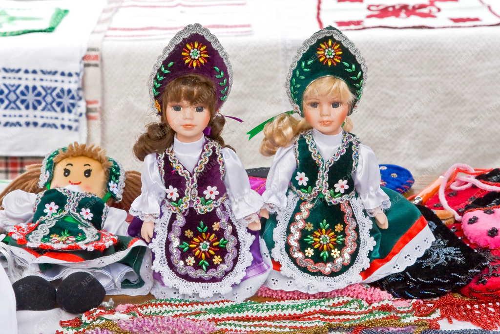 Tárgy - Székesfehérvár - Népviseletbe öltöztetett porcelán babák
