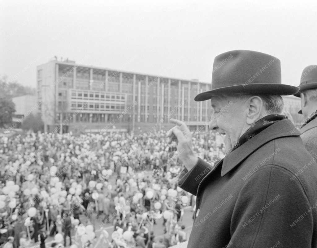Belpolitika - Kádár János a május 1-jei felvonuláson