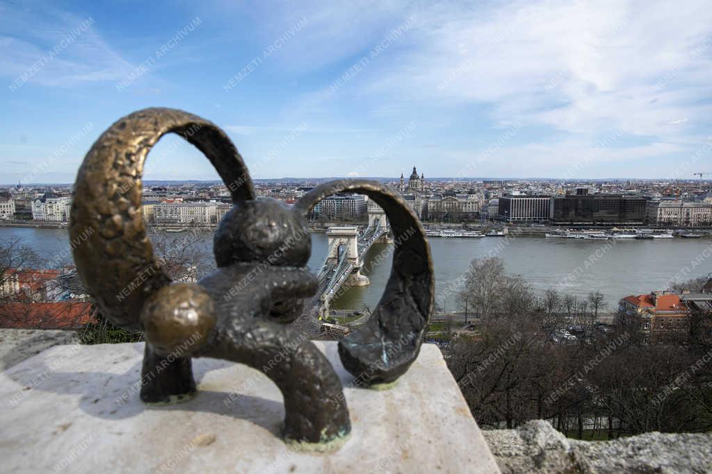 Köztéri szobor - Budapest - A kockásfülű nyúl miniszobor 