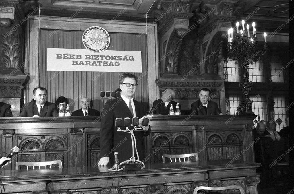 Megemlékezés - Békegyűlés az Újvárosháza üléstermében