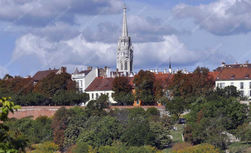  Városkép - Budapest - A Budai Vár felhős ég alatt