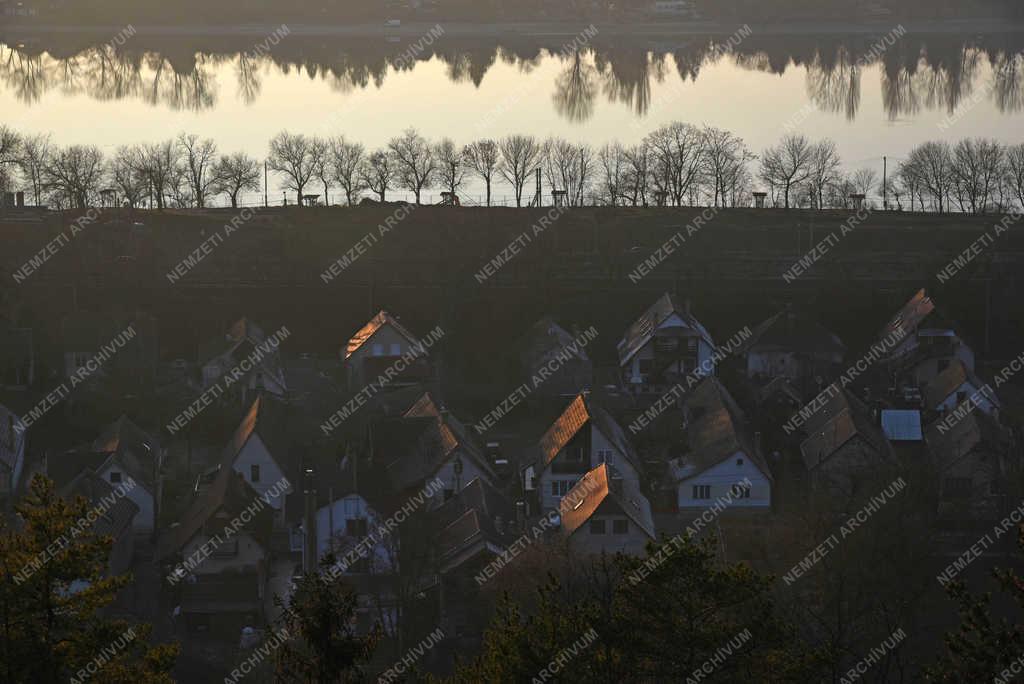 Tájkép - Zebegény - Háztetők