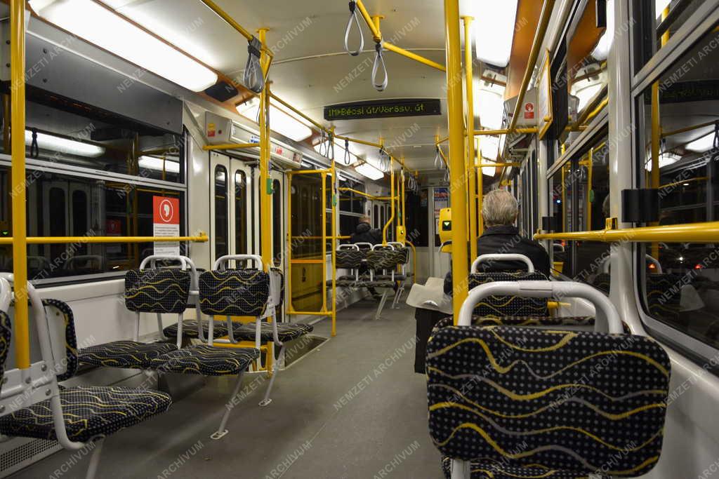 Közlekedés - felújított Tátra villamos belső tere
