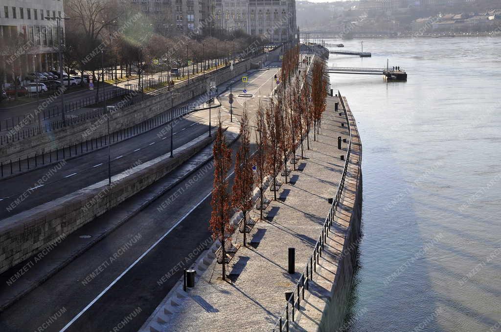 Városkép - Budapest - Gyalogos sétány a Duna pesti alsó rakpartján