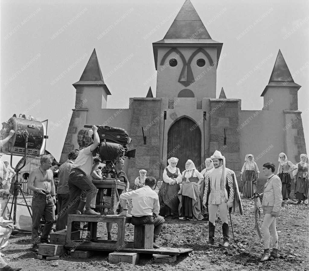 Kultúra - Filmforgatás - Mit csinált felséged 3-tól 5-ig?