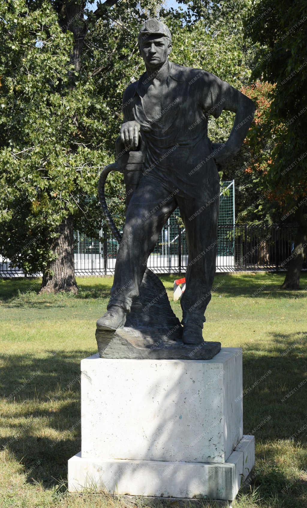Köztéri szobor - Budapest - A Bányász