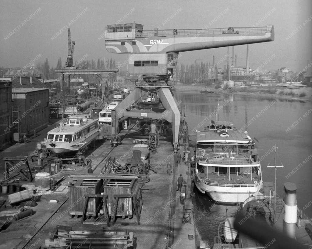 Közlekedés - MAHART személyhajók a téli kikötőben 