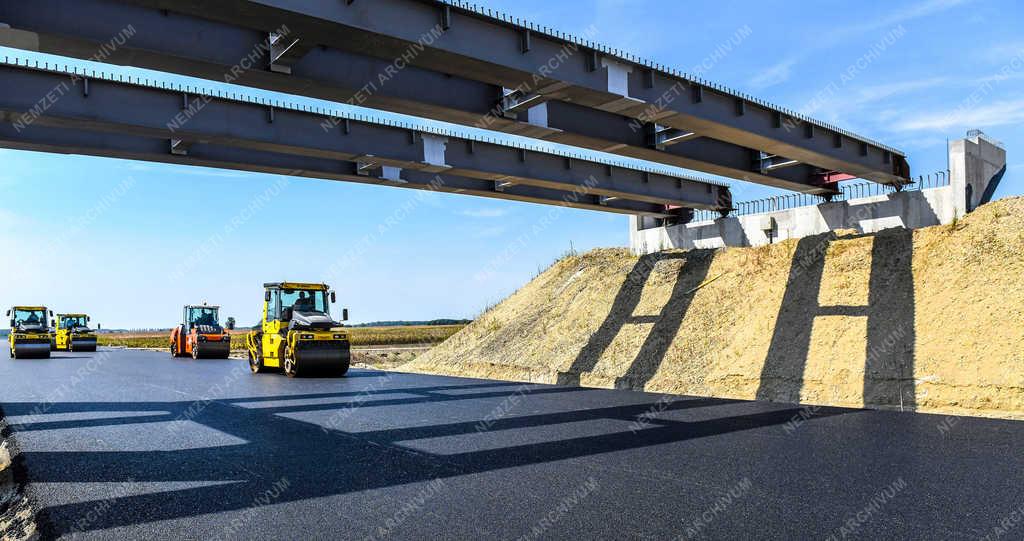 Útépítés - Berettyóújfalu - M4 autópálya építése a román határig