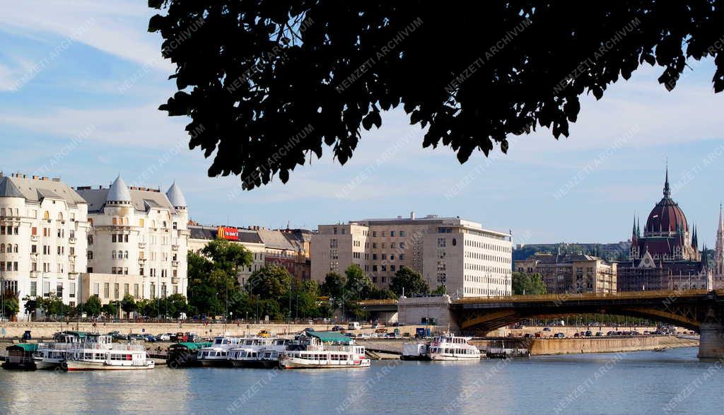 Táj, város - Budapest - A pesti Duna-part panorámája