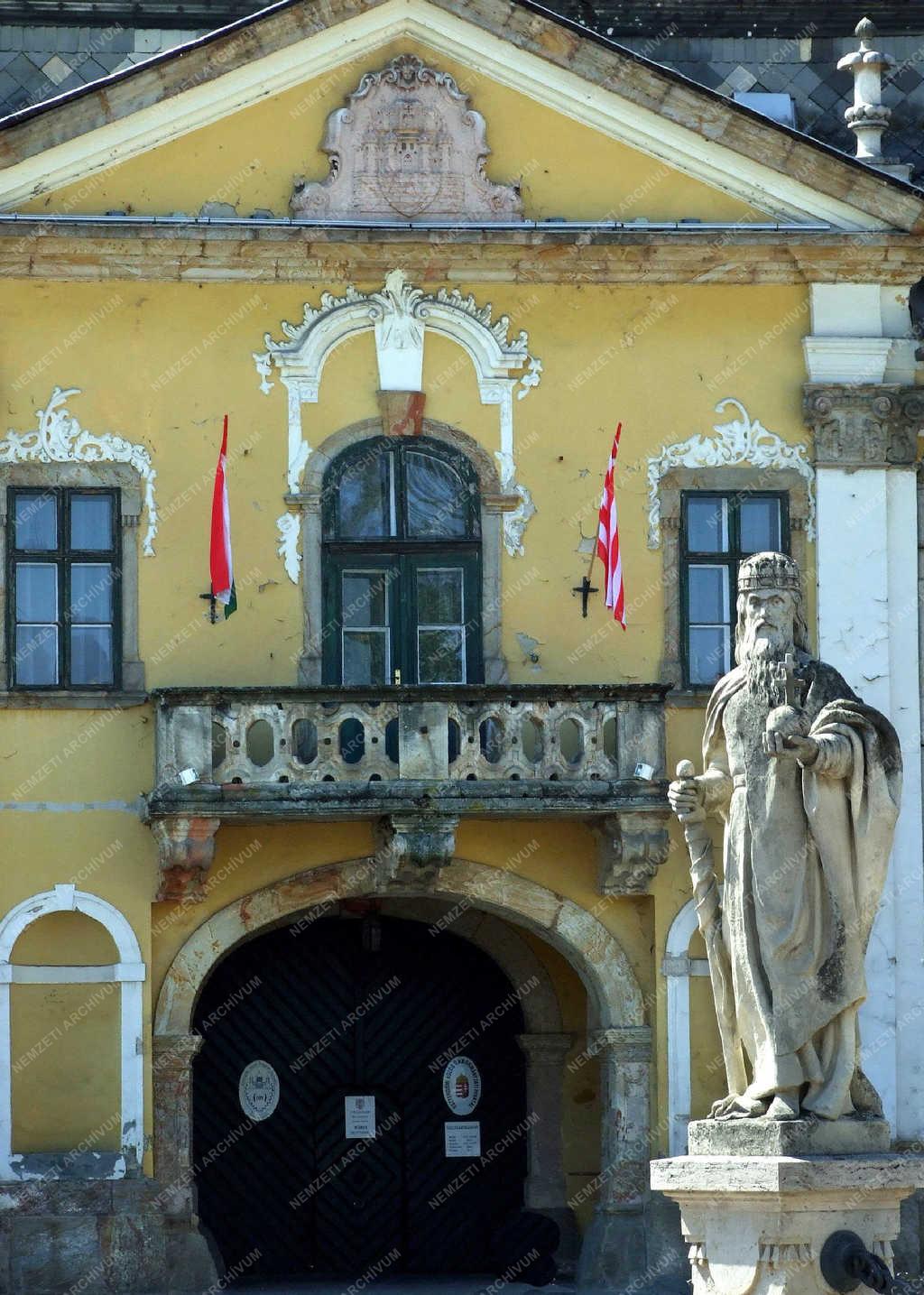 Köztéri szobor - Esztergom - Szent István a Városházánál