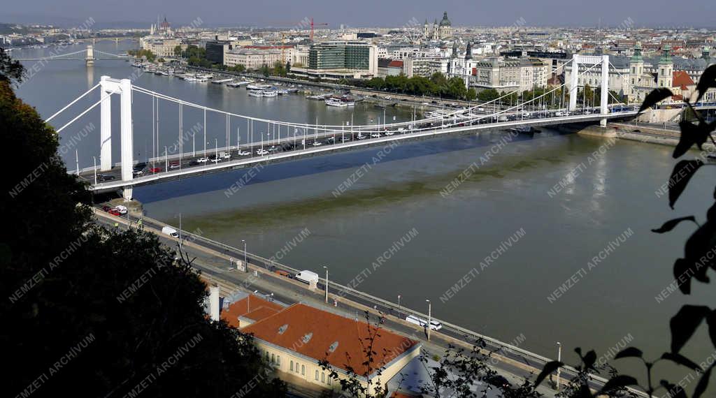 Városkép - Budapest - Az Erzsébet híd a Duna fölött