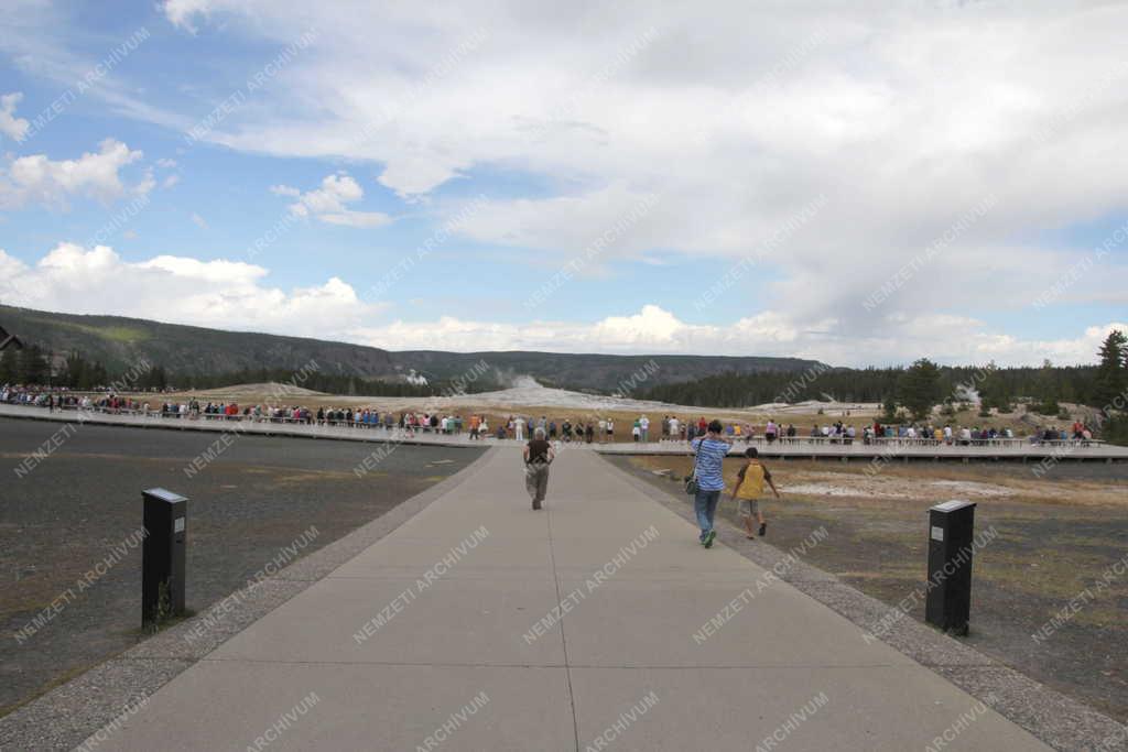 Idegenforgalom - Yellowstone - Turisták az Old Faithful gejzírnél