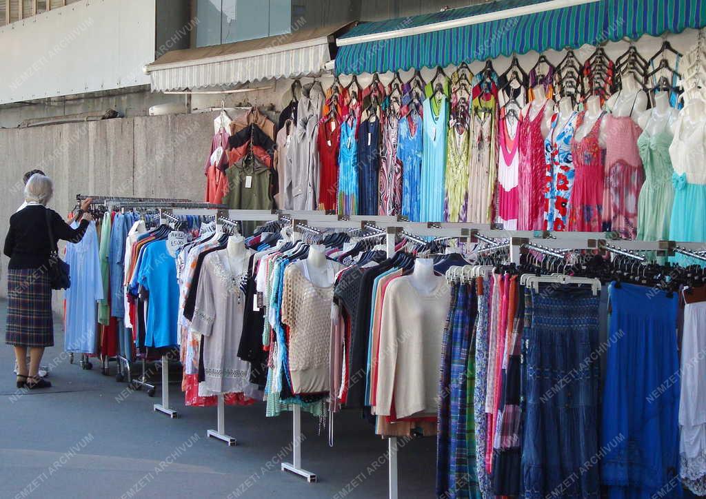 Kereskedelem - Budapest - Kínai árus utcai standja