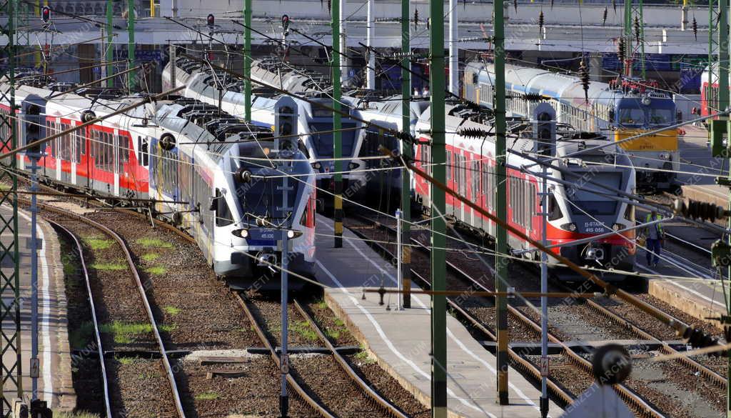 Közlekedés - Budapest - Elektromos energiával hajtott vonatok