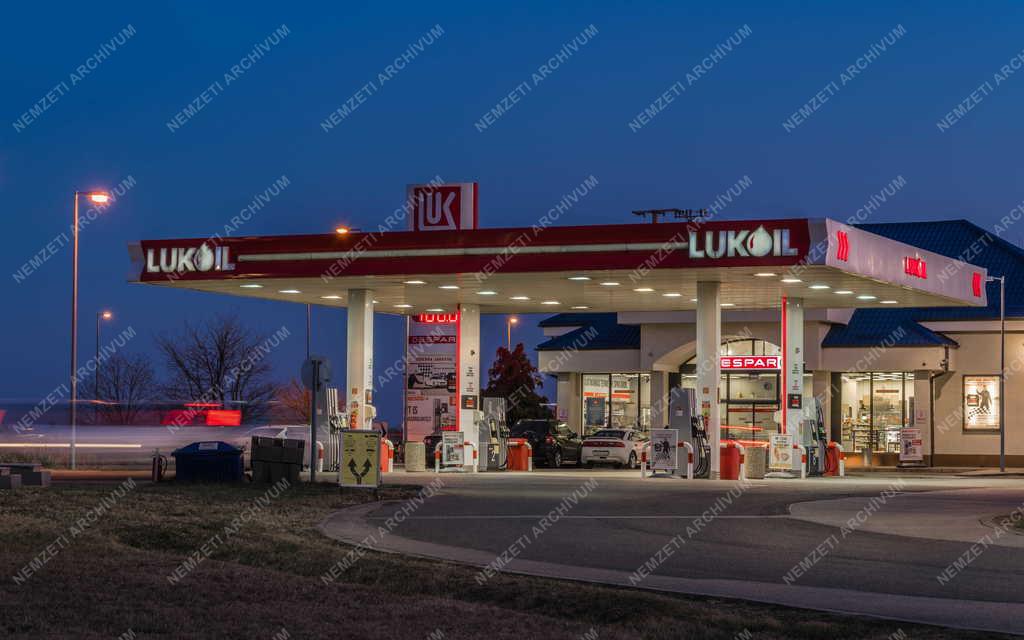 Energia - Közlekedés - Lukoil üzemanyagtöltő állomás Szigetszentmiklóson