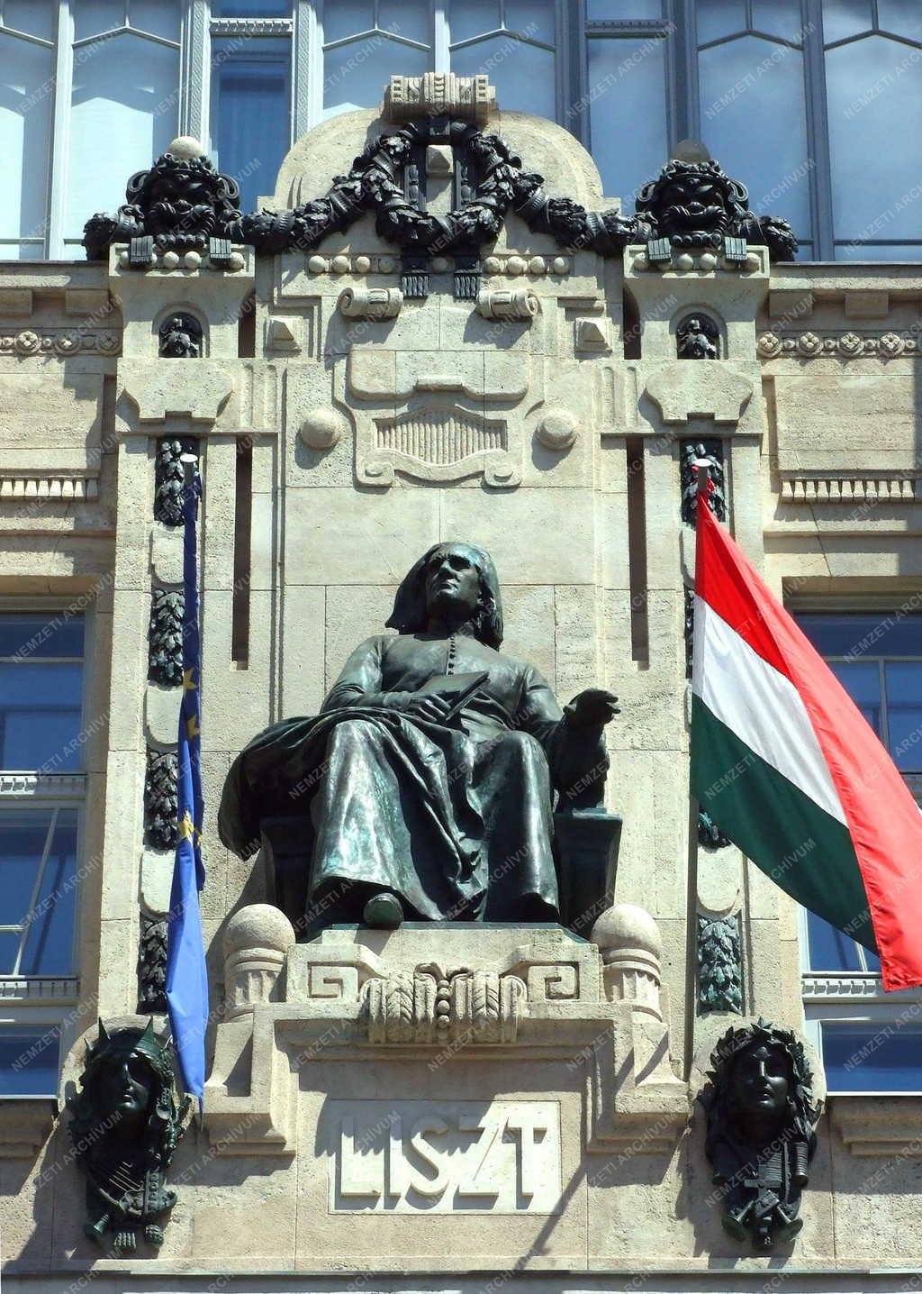 Liszt Ferenc szobra