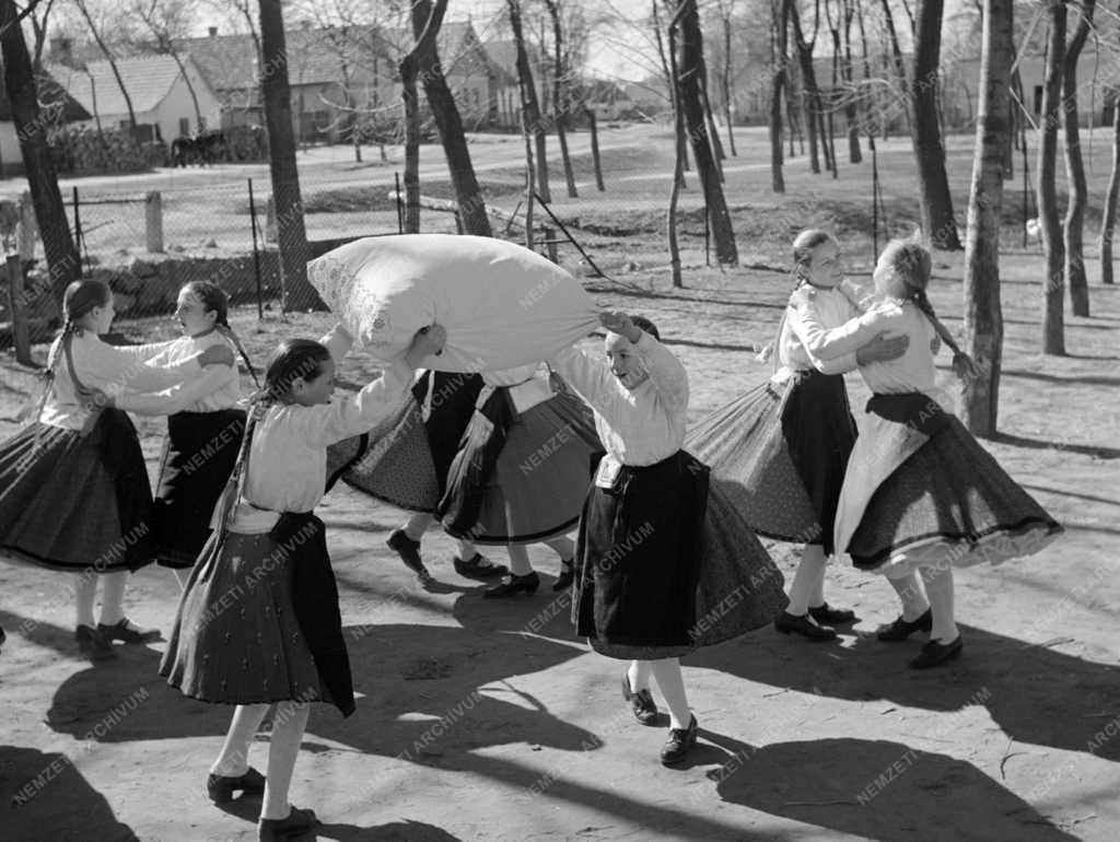 Kultúra - Táncoló gyerekek