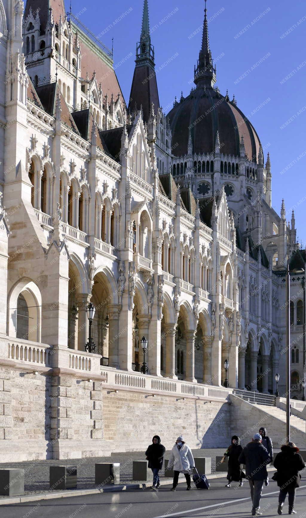 Városkép - Budapest - Sétálók a Parlamentnél