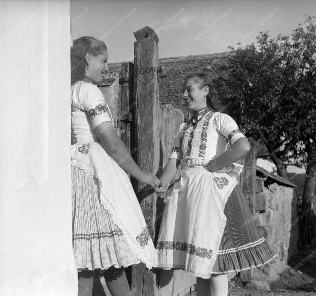 Kultúra - Bánki népviseletbe öltözött lányok