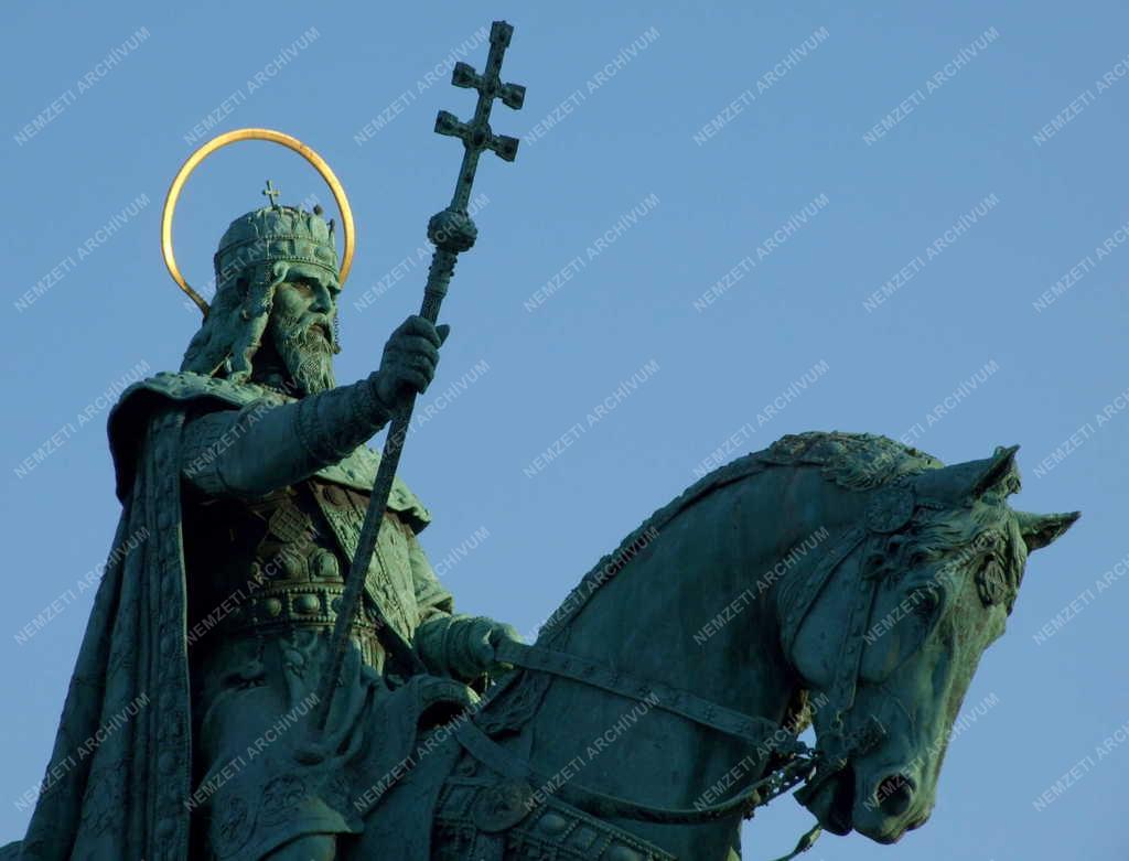 Szent István lovasszobra