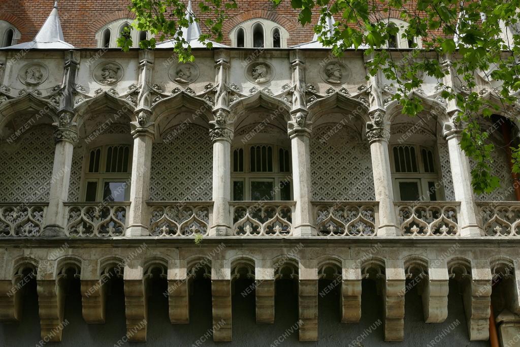 Műemlék - Budapest - Gótikus épületrészlet a Vajdahunyad-várban