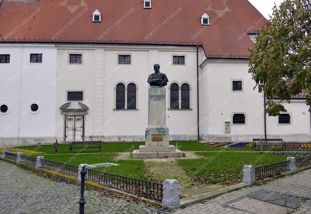 Városkép - Mosonmagyaróvár - Giesswein Sándor szobor