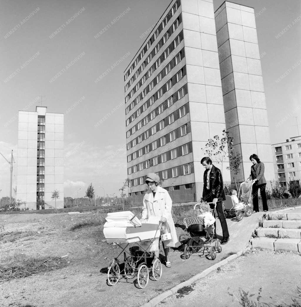 Életkép - Séta az épülő új városrészben