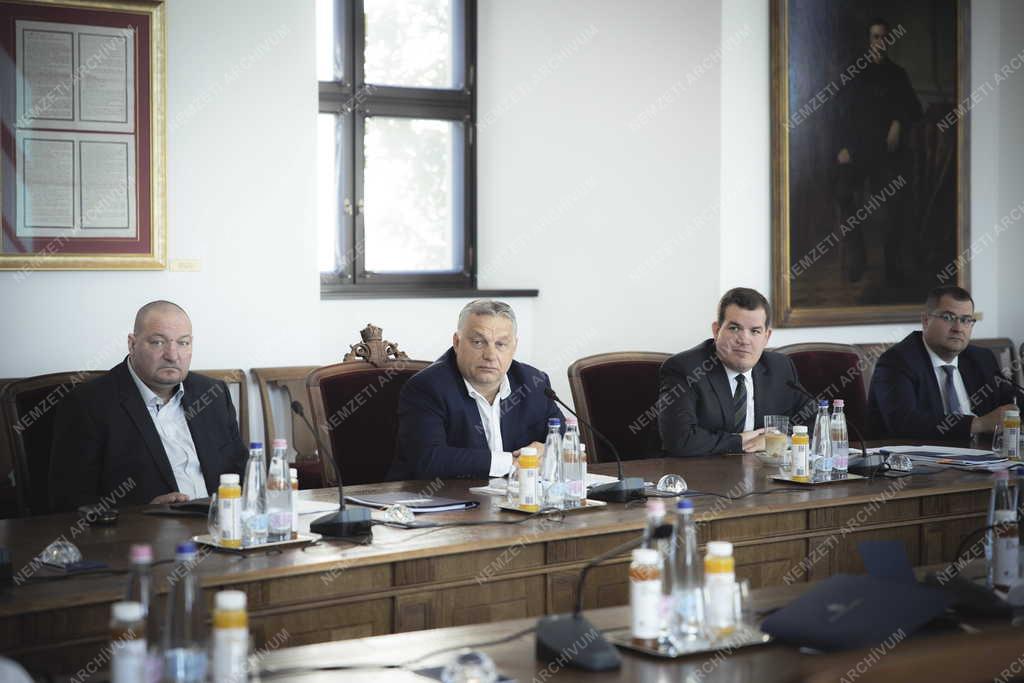 Orbán Viktor: energia-veszélyhelyzet van Európában - a kormánykabinet ülése 