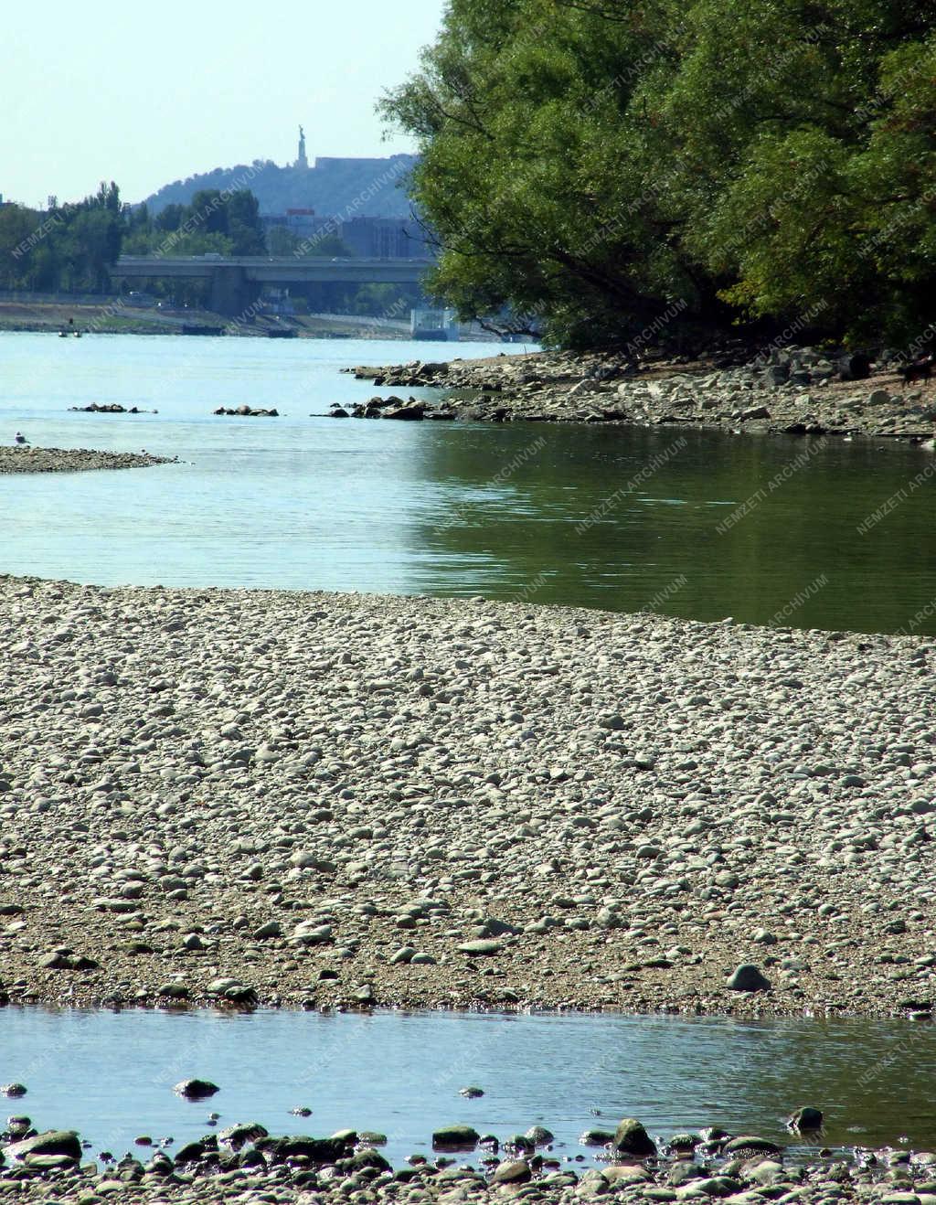 Tájkép - Budapest - A Duna-part alacsony vízállásnál
