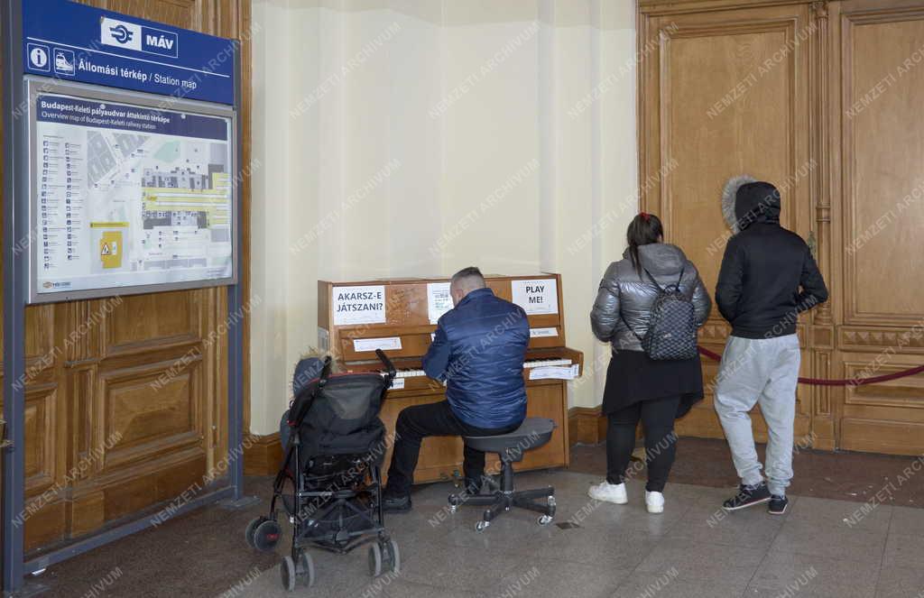 Érdekesség - Kultúra - Közösségi zongora a Keleti pályaudvaron
