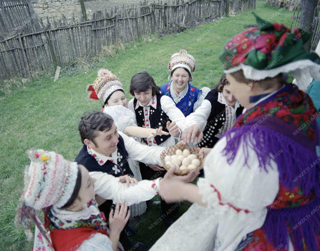 Folklór - Hagyományőrzés - Húsvéti locsolkodás Kazáron