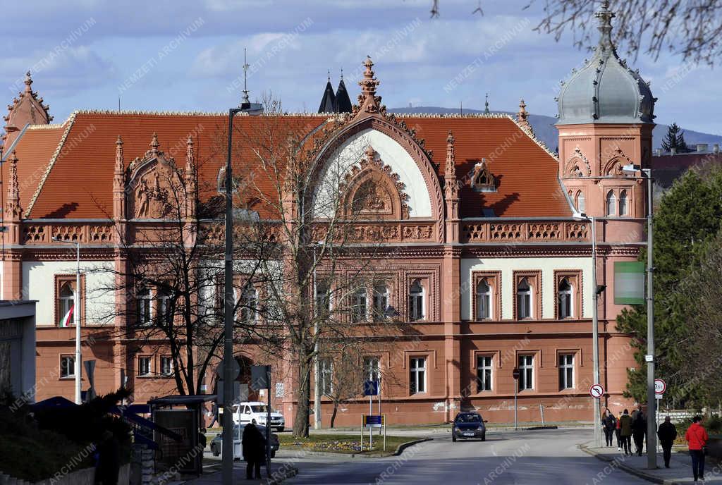 Kultúra - Veszprém - Az Eötvös Károly Megyei Könyvtár