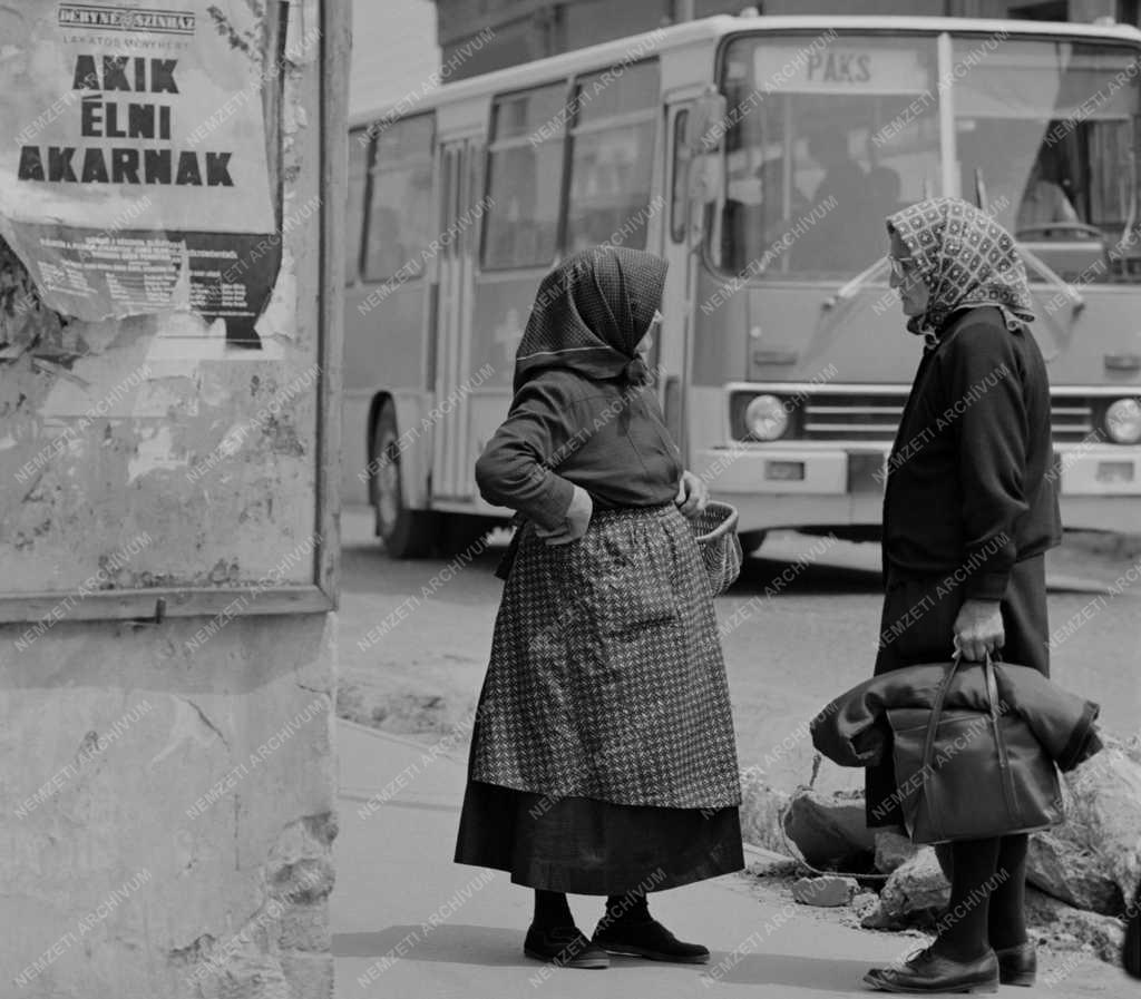 Városkép-életkép - Beszélgető asszonyok Pakson