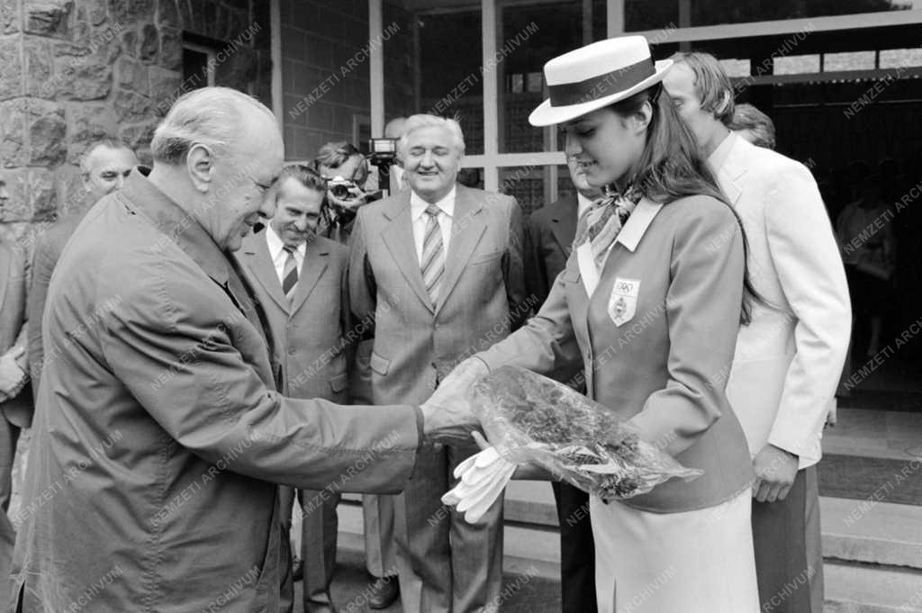 Belpolitika - Sport - Kádár János látogatása a tatai edzőtáborban