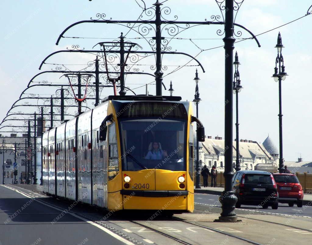 Közlekedés - Budapest - Combino villamos  a  Margit hídon