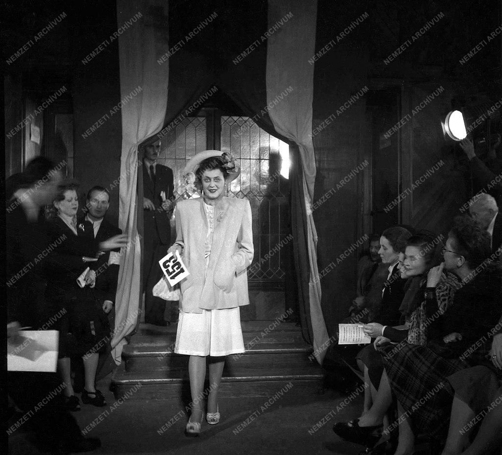 Kultúra - Divatbemutató a Divatcsarnokban  