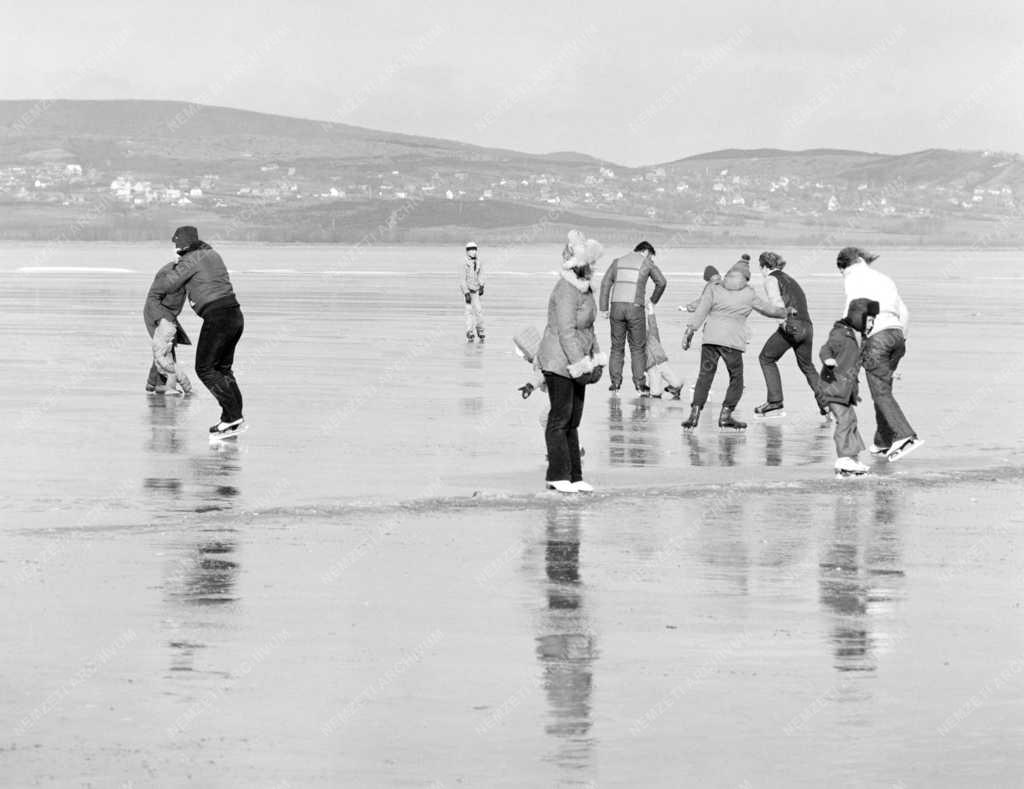 Életkép - Természet - Korcsolyával a Velencei-tó olvadó jegén