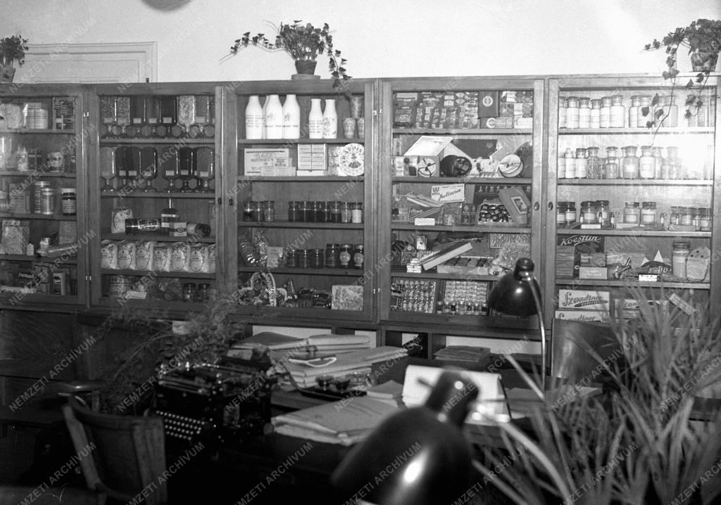 Ipar - Kereskedelem - Árubemutató