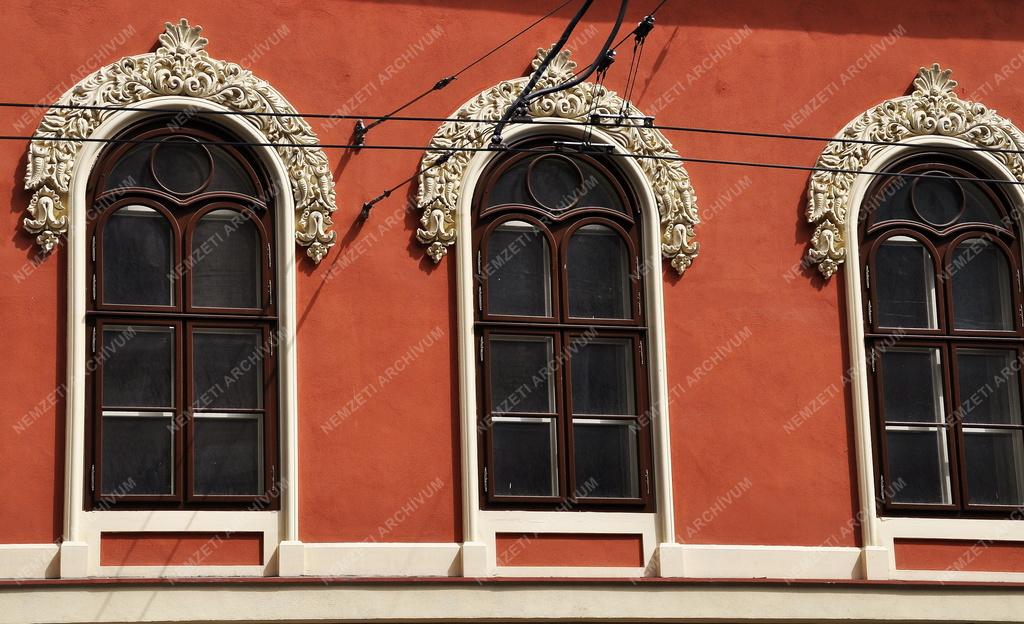 Műemlék - Budapest - Felújították a kis virágfüzéres házat a Baross utcában