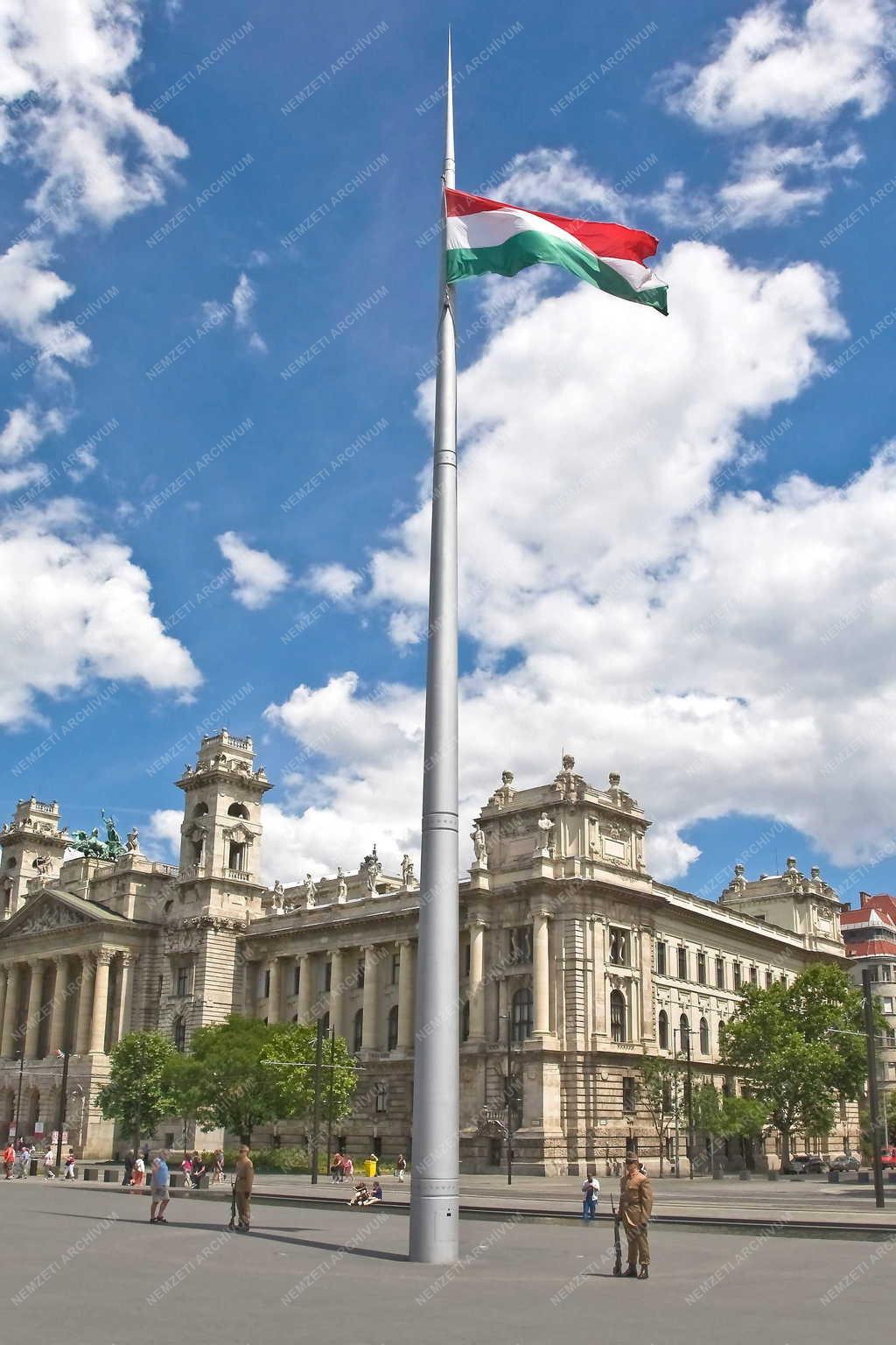 Jelkép - Budapest -  Díszőrség őrzi a nemzeti lobogót
