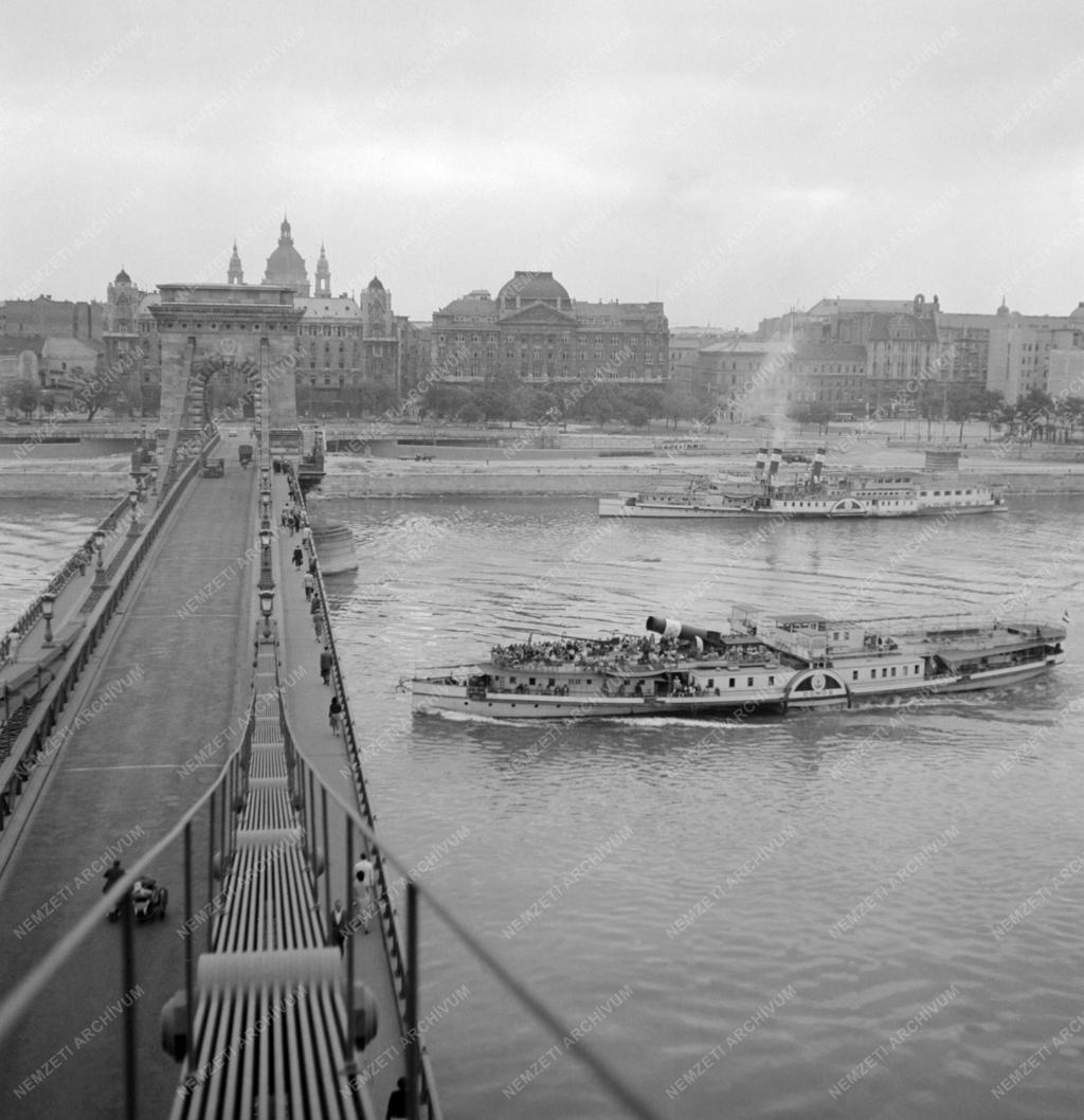 Városkép - Közlekedés - Hajóforgalom a Lánchíd alatt