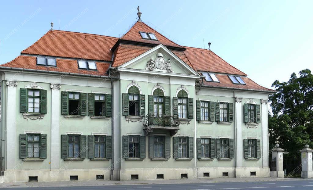 Kultúra - Csorna - A Martincsevics Károly Városi Könyvtár épülete 