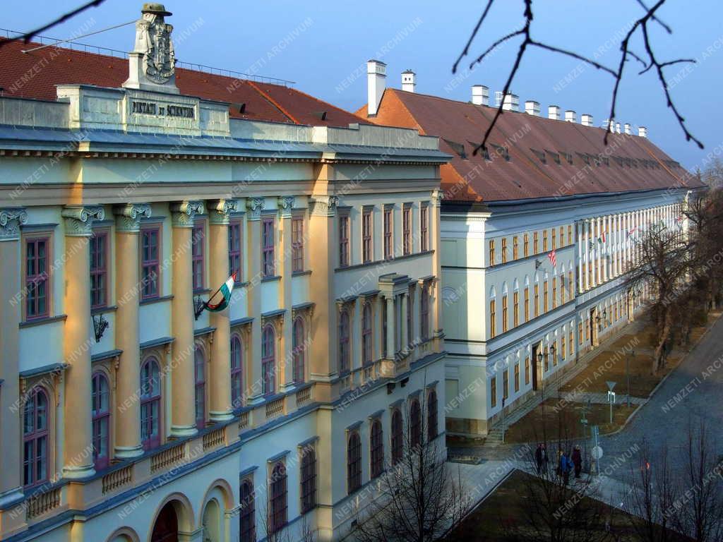 Egyházi épület - Esztergom - Szent Adalbert Központ