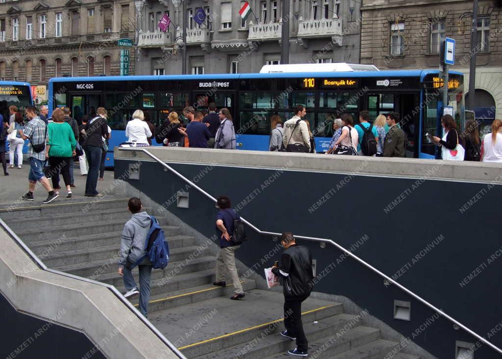 Közlekedés - Budapest - A 110-es autóbusz a Baross téren
