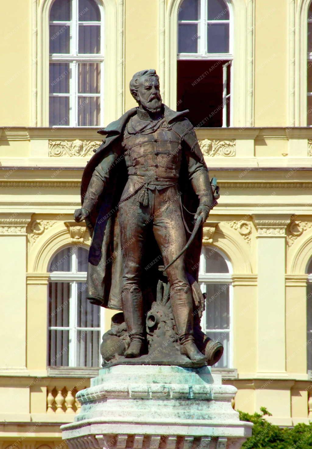 Szobrászat - Révkomárom - Klapka György tábornok  szobra